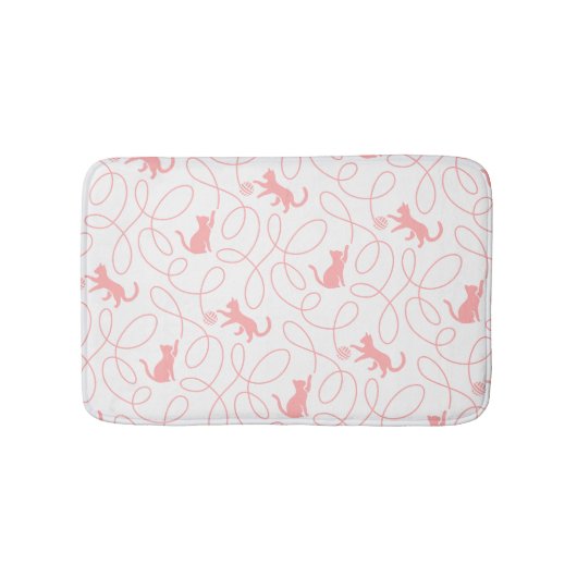 Playful Cat and Yarn Ball Pattern Light Coral Pink バスマット (正面)