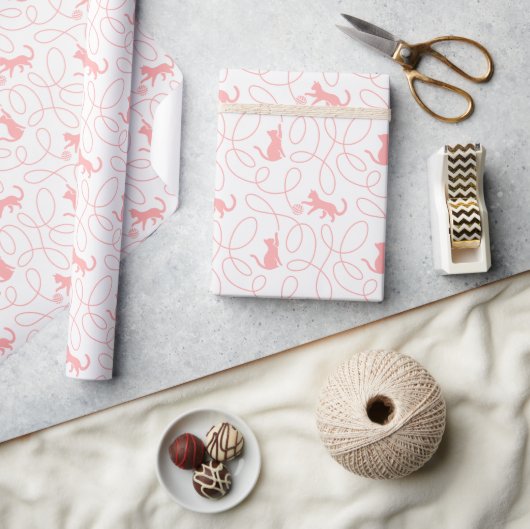 Playful Cat and Yarn Ball Pattern Light Coral Pink ラッピングペーパー (クラフト)