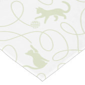 Playful Cat and Yarn Ball Pattern Light Sage Green ショートテーブルランナー (コーナー)