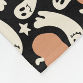 Playful Ghosts and Pumpkins on Black – Halloween R フリースブランケット (角)