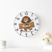 Playful Lion with Wooden Name Plate ラージ壁時計 (ホーム)