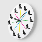 Playful Owl Wall Clock – Rainbow Stripes ラージ壁時計 (傾斜)