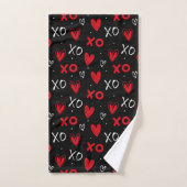 Playful Red & Black XO Heart Pattern on Black バスタオルセット (ハンドタオル)