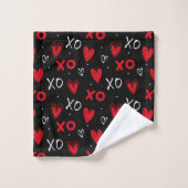 Playful Red & Black XO Heart Pattern on Black バスタオルセット (ウォッシュタオル)
