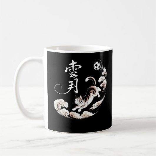 Playful Soccer Cat Mug – Cute Gift for Cat-Loving コーヒーマグカップ (左)
