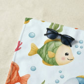Playful Tropical Fish Pattern ビーチタオル (インサイチュ)