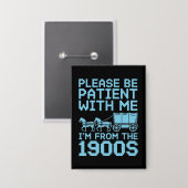 Please Be Patient With Me I"m From 1900s Humor  缶バッジ (正面/裏面)