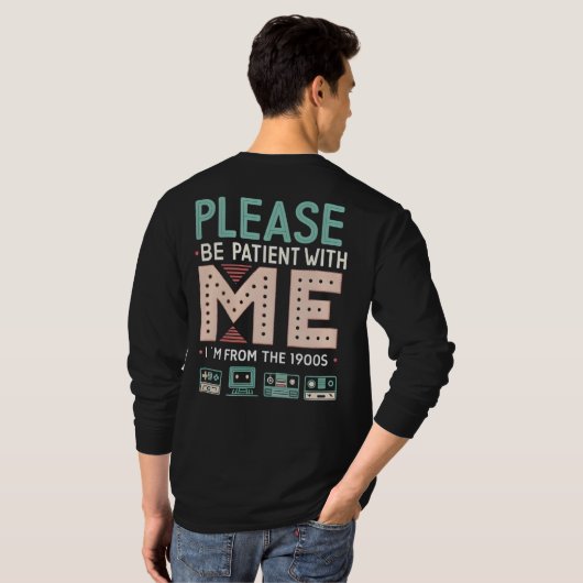 Please Be Patient With Me — I’m From The 1900s Tシャツ (裏面フル)