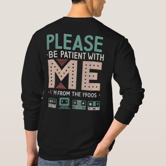 Please Be Patient With Me — I’m From The 1900s Tシャツ (裏面)