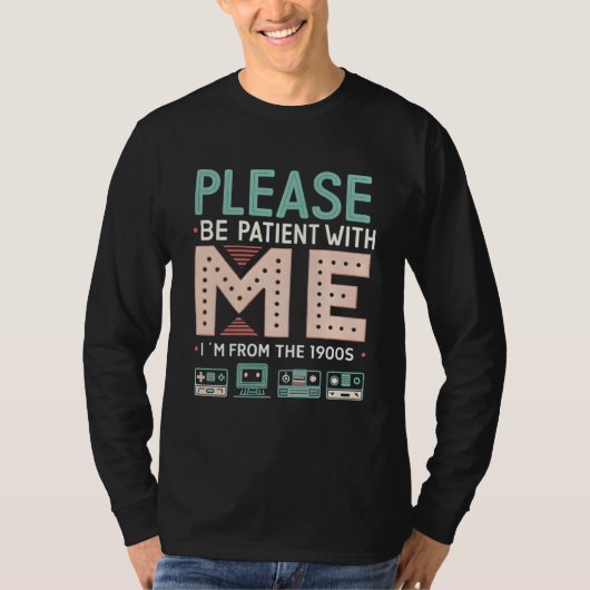 Please Be Patient With Me — I’m From The 1900s Tシャツ (正面)