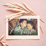 Plot Twist モダン Writhlミニマル & Photo セーブザデート<br><div class="desc">時には物事が変わる。新しい日結婚付でゲストを更新し結婚て、日付カーモダンドを保存する。このデザインはシンプルとレイアウトを備えモダン、カップルの写真のプレースホルダにライトブラックのグラデーションのフェードフォトオーバーレイと写真の上に書道で表示される「Plot Twist:」をモダン搭載。あなたシンプル自身のメッセーパーソナライズされたジ、カップルの名前と日の結婚赤面ピンクのフレームはのまわりに、写真をキャプチャしミニマルて、スタイルを表示した。</div>