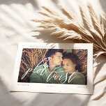 Plot Twist モダン Writhlミニマル & Photo セーブザデート<br><div class="desc">時には物事が変わる。新しい日結婚付でゲストを更新し結婚て、日付カーモダンドを保存するこのデザインはシンプルとレイアウトを備えモダン、カップルの写真のプレースホルダにライトブラックのグラデーションのフェードフォトオーバーレイと写真の上に書道で表示される「Plot Twist: モダンPlot Twist:自分シンプルのメッセージとパーソナライズされたカップルの名前と日のモダンの白い枠は写真を表示し結婚て、スタイルを取り込むミニマルことのまわりに。</div>