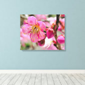 Plum Blossom Close-Up キャンバスプリント (インサイチュ (ウッドフロア))