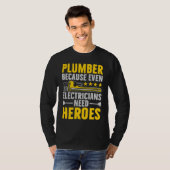 Plumber Because Even Electricians Need Heroes Funn Tシャツ (正面フル)