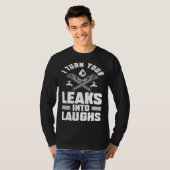 Plumbing Plumber Dad Turn Your Leaks Into Laughs Tシャツ (正面フル)