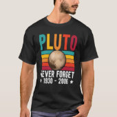 Pluto 9th Planet Never Forget Astronomy Solar Syst Tシャツ (正面)