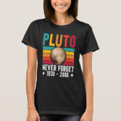 Pluto 9th Planet Never Forget Astronomy Solar Syst Tシャツ (正面)