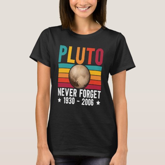 Pluto 9th Planet Never Forget Astronomy Solar Syst Tシャツ (正面)
