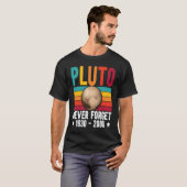 Pluto 9th Planet Never Forget Astronomy Solar Syst Tシャツ (正面フル)