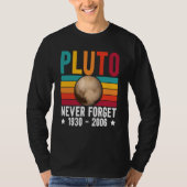 Pluto 9th Planet Never Forget Astronomy Solar Syst Tシャツ (正面)
