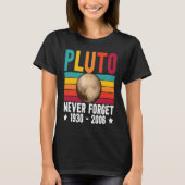 Pluto 9th Planet Never Forget Astronomy Solar Syst Tシャツ (正面)