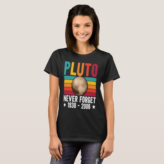 Pluto 9th Planet Never Forget Astronomy Solar Syst Tシャツ (正面フル)