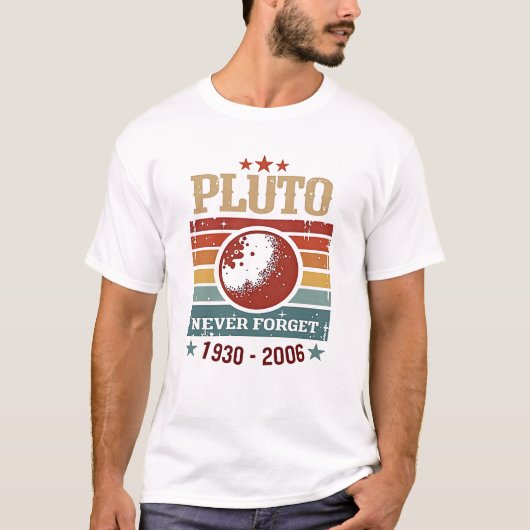 Pluto Never 忘れ 1930-2006 - おもしろいヴィンテージ宇宙 Tシャツ (正面)