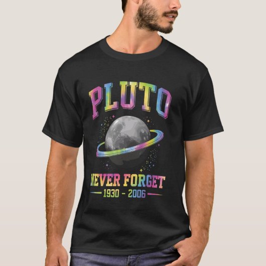 Pluto Never Forge Funny Space Science Tシャツ (正面)