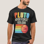 PLUTO Never Forget 1930 2006 Cool Retro Planet Pre Tシャツ (正面)