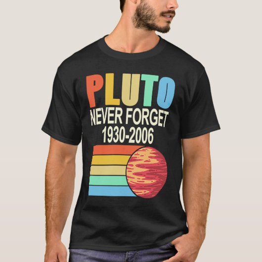 PLUTO Never Forget 1930 2006 Cool Retro Planet Pre Tシャツ (正面)