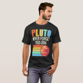 PLUTO Never Forget 1930 2006 Cool Retro Planet Pre Tシャツ (正面フル)