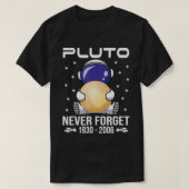 Pluto Never Forget Cute Astronaut Tシャツ (デザイン正面)