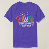 Pluto Never Forget Funny Space Science Astronomy S Tシャツ (デザイン正面)