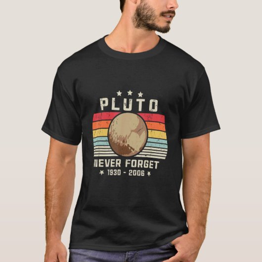 Pluto Never Forget Retro Space Science Tシャツ (正面)