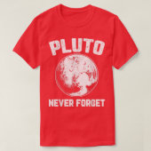 Pluto Never Forget Space Planet Humour Funny Scien Tシャツ (デザイン正面)