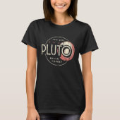 Pluto Pluto Never Forge Funny Retro Science Tシャツ (正面)
