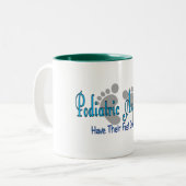 Podiatricの助手は足を基づかせていてもらいます ツートーンマグカップ (正面左)