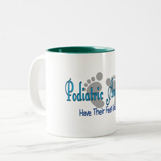 Podiatricの助手は足を基づかせていてもらいます ツートーンマグカップ (正面左)