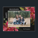Poinsettiaクリスマスハッピーホリデー写真 ポストカード<br><div class="desc">手の水色のポインテ色彩の鮮やかィアブーケの花と緑と深いベリーの赤の色と黒の背景のホリーと素敵な家族のカード。家族の写真/写真と文字を追加してカードを編集する簡単。HAPPY HOLIDAYS - MERRY CHRISTMASに変更可能。休日素晴らしの間に家族や友人に送信するカードを作る – 記念素晴らし酒！</div>