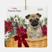 Poinsettia Pug Dog Christmas Basket セラミックオーナメント (裏面)