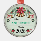 Poinsettia Wreath Bells Family Name 2025 Christmas メタルオーナメント (正面)