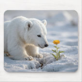 Polar Bear Cub Admiring a Daisy マウスパッド (正面)