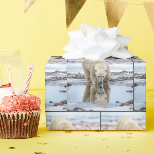 Polar Bear Looking at its Reflection ラッピングペーパー (誕生日パーティー)