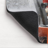 Polar Bear Pushing a Snowblower マウスパッド (コーナー)