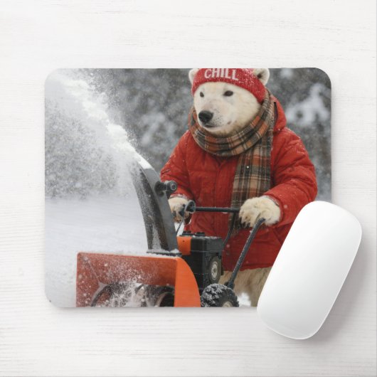 Polar Bear Pushing a Snowblower マウスパッド (マウス)
