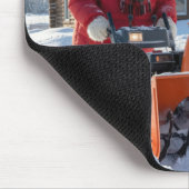 Polar Bear Pushing a Snowblower マウスパッド (コーナー)