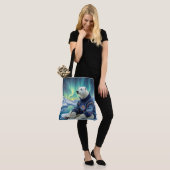 Polar Bear Sitting Under Northern Lights トートバッグ (モデル)