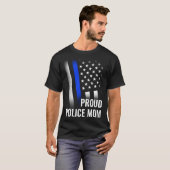 Police Mom Printed On Back Proud Police Flag Tシャツ (正面フル)