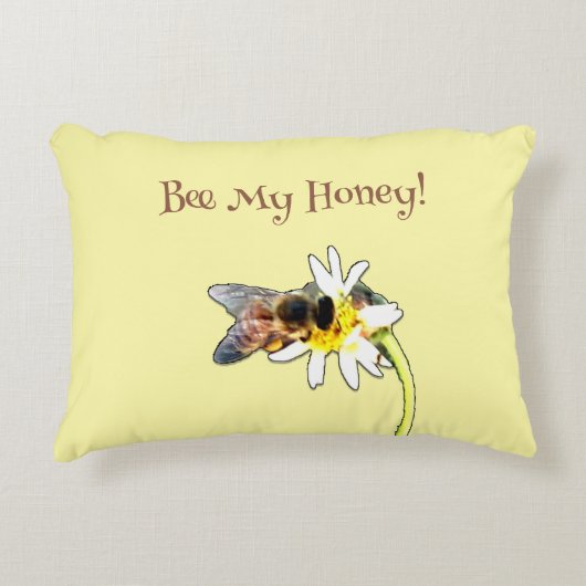 Pollinating Bumble Bee on a Flower Customized アクセントクッション (正面)