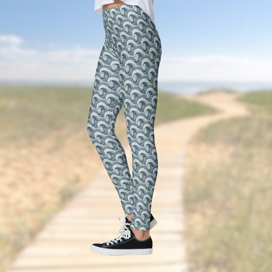 Polynesian Beach Waves and Flowers Ethnic Pattern レギンス